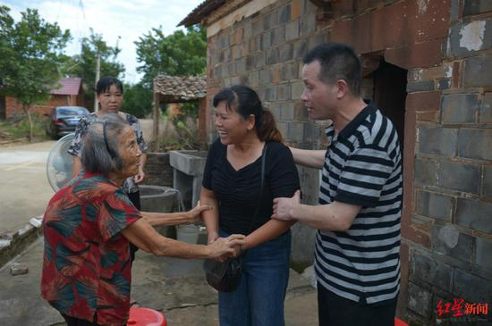  ▲张玉环的母亲张炳莲感谢前儿媳宋小女