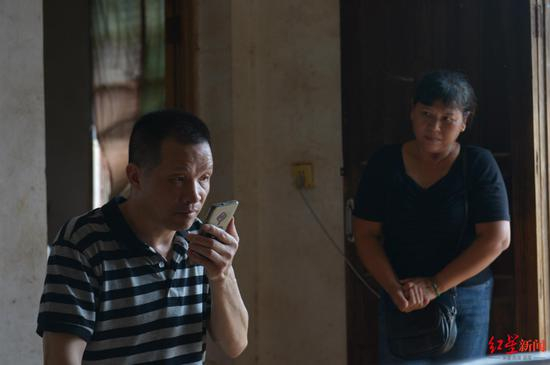  ▲接受媒体电话采访的 张玉环