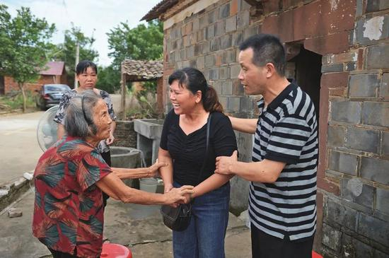  ·2020年8月5日，张玉环的母亲张炳莲（左）感谢宋小女。