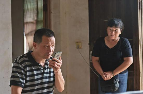  ·2020年8月5日，张玉环接受媒体电话采访，宋小女站在一旁。