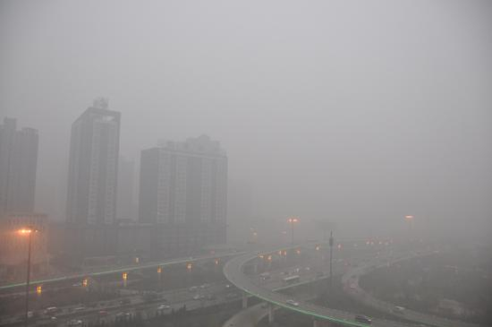 西安雾霾天气已经连续多日。 圆顶山人笑笑晓 图