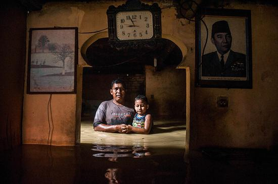 　　11月14日，菲律宾黎刹省台风“环高”过境后，灾民陆续返回家园。16日，根据菲律宾国家减灾管理委员会发布的灾情通报，台风“环高”在该国造成的死亡人数已升至67人。