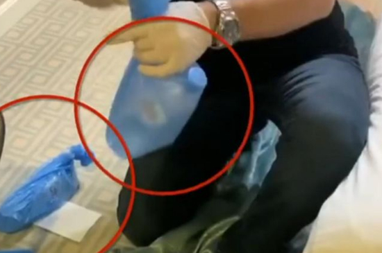  ·纳瓦尼团队声称在酒店房间内找到的“染毒”的水瓶。