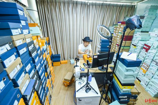  △资料图：四川省成都市，赵映财直播带货卖女鞋走红网络