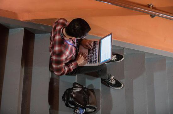  2017年10月11日，一名程序员找到了一处安静的角落静静处理工作。 人民视觉 资料图