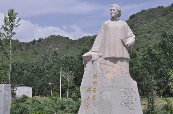 △ 英雄母亲邓玉芬雕塑