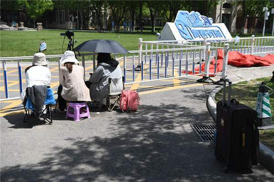 5月5日，北京市广播电视局责令《青春有你3》暂停录制后，在河北大厂影视基地门外仍有粉丝在守候&nbsp; 黑客/摄
