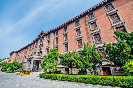 北大红楼是一座具有光荣革命传统的近代建筑，是毛泽东、李大钊、陈独秀等人开展革命活动的重要场所。这里曾掀起新文化运动的高潮，是五四运动的重要策源地、北京的共产党早期组织诞生地，对推动全国范围共产党组织的建立发挥了重要作用。适逢党的百年华诞，北大红楼修缮一新、改陈布展。图为全面修缮后的北大红楼外景。北京市委宣传部供图