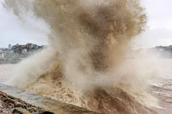 &nbsp;　 7月23日上午，6号台风“烟花”来临前，浙江省玉环市鹰东码头大浪拍岸。