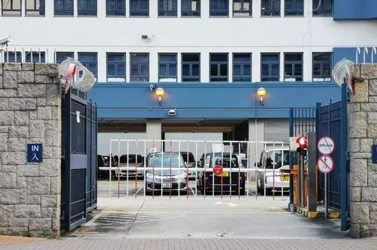 ·葵涌警局停车场大门。