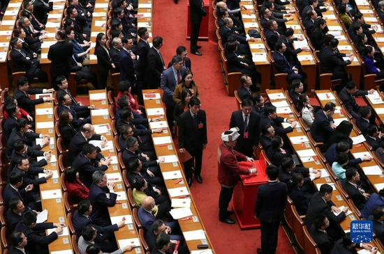 2018年3月11日，十三届全国人大一次会议在北京人民大会堂举行第三次全体会议。这是代表投票表决中华人民共和国宪法修正案草案。新华社记者 丁海涛 摄