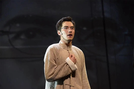 ·在话剧《狂飙》中，金世佳饰演田汉。