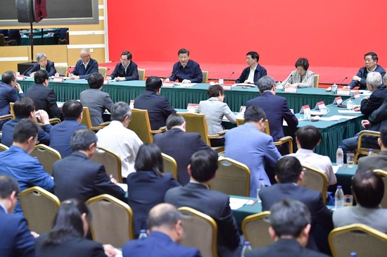 2018年5月2日，中共中央总书记、国家主席、中央军委主席习近平来到北京大学考察。这是习近平同北京大学师生座谈并发表重要讲话。新华社记者李涛摄