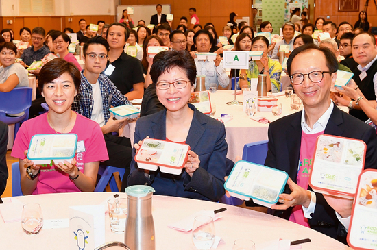  ·林郑月娥（中）出席惜食堂感谢宴，对创办人董爱丽（左）表示感谢。