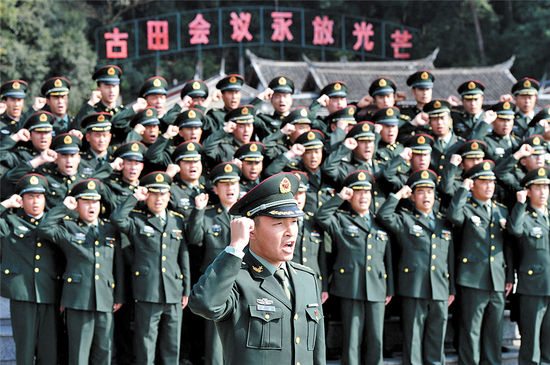 重温誓词。刘志勇 摄