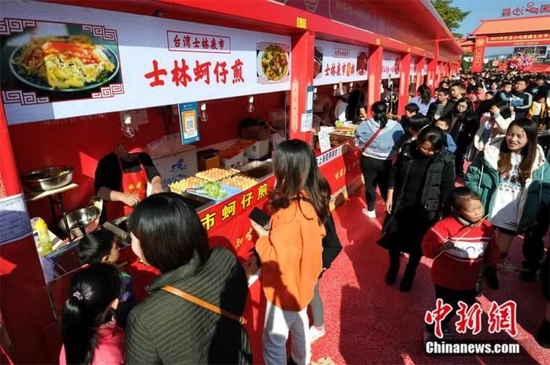 蚵仔煎在在福建沙县受到市民和游客欢迎。蚵仔煎是福建沿海城市，台湾和潮汕地区的特色小吃，在海峡两岸都大受欢迎。张斌 摄