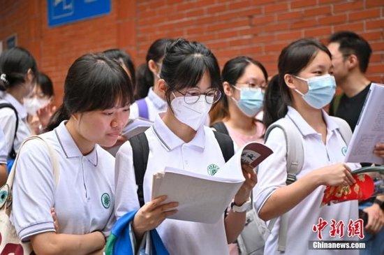 6月7日，广东省广州市，开考前，考生在第七中学高考考场外复习。 中新社记者 陈骥旻 摄