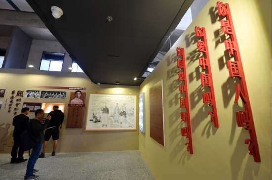 在南开大学海冰楼内，墙上挂着“爱国三问”。