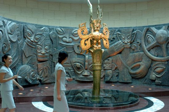  三星堆博物馆青铜馆序厅（2008年7月15日摄）。