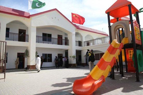 这是由中国和平发展基金会和中国港控共同援建的法曲尔小学。