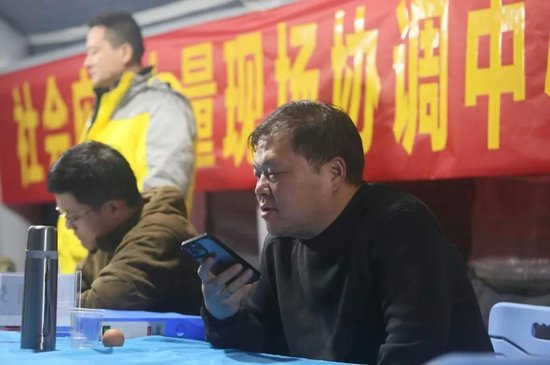  成都授渔公益中心理事长王海波在社会应急力量现场协调中心摸排村民需求。