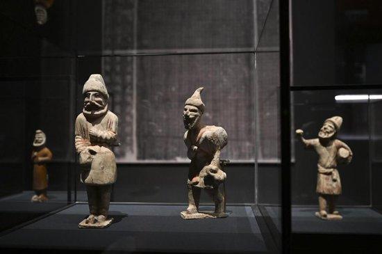  “历史之遇——中国与西亚古代文明交流展”于1月12日至4月11日在故宫午门正殿展厅举行。这是展出的陶彩绘人俑（1月10日摄）。新华社记者金良快摄