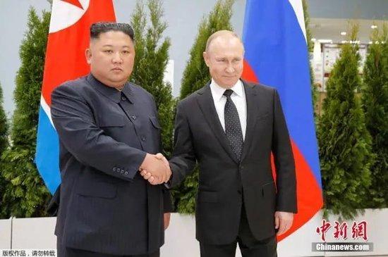  资料图：朝鲜最高领导人金正恩和俄罗斯总统普京。