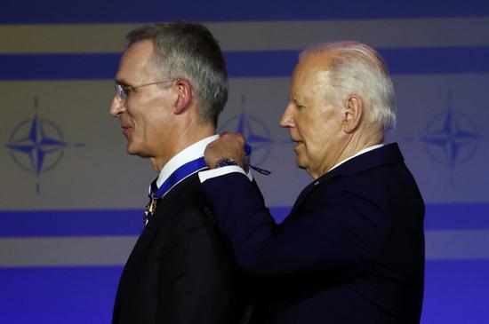 美国总统拜登向北约秘书长斯托尔滕贝格颁发总统自由勋章。图源：路透社