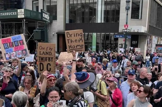  当地时间4月19日，美国纽约、华盛顿等多个城市举行抗议活动，反对特朗普政府侵犯公民权利和宪法的行为，包括驱逐大量移民、通过解雇众多政府工作人员以及实际上关闭多个机构来缩减联邦政府规模 图：光明网