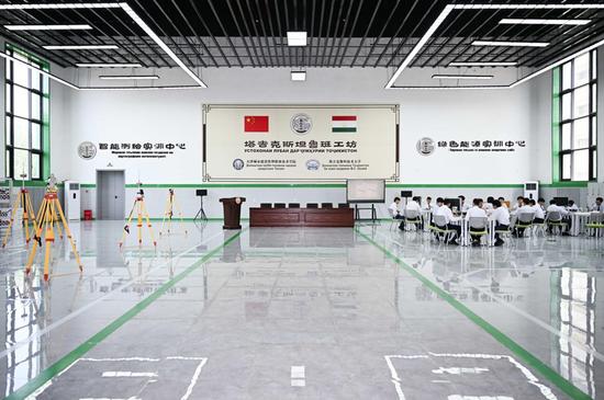 2025年5月31日,学生们在塔吉克斯坦首都杜尚别的鲁班工坊内学习。新华社记者 李任滋 摄