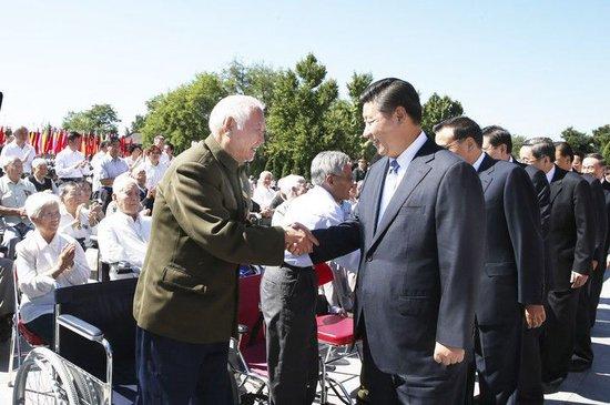 2014年9月3日上午,习近平与抗战老战士和老同志、抗战烈士亲属、为抗战胜利作出贡献的国际友人遗属代表亲切会面。
