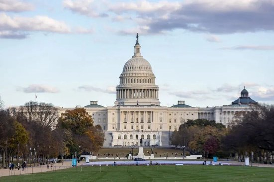  这是2025年11月10日在美国首都华盛顿拍摄的美国国会大厦。新华社记者胡友松摄