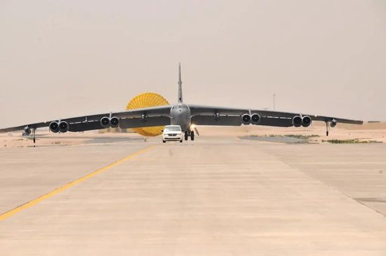 △美国空军的B-52轰炸机