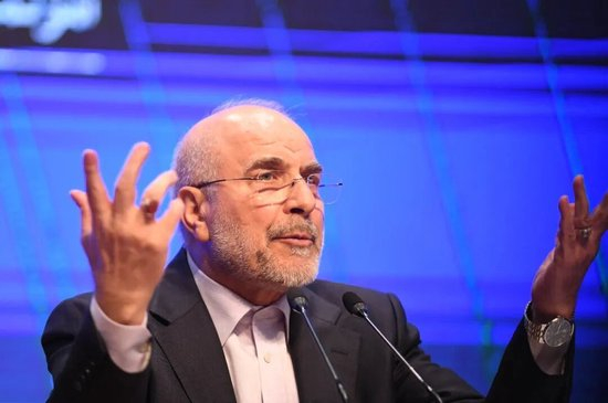 2025年12月2日，伊朗议长卡利巴夫在德黑兰出席新闻发布会。新华社记者 沙达提 摄