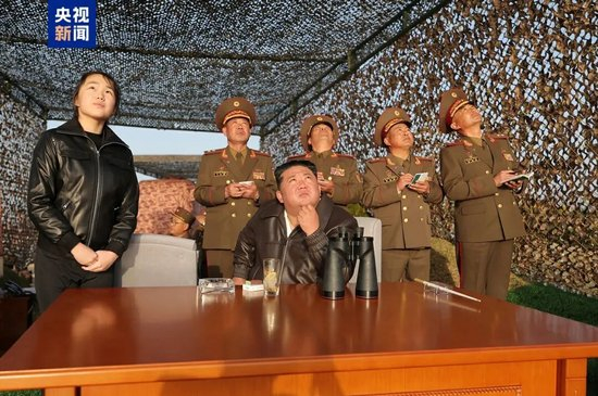 金正恩携女儿观摩导弹试射，对结果表示满意