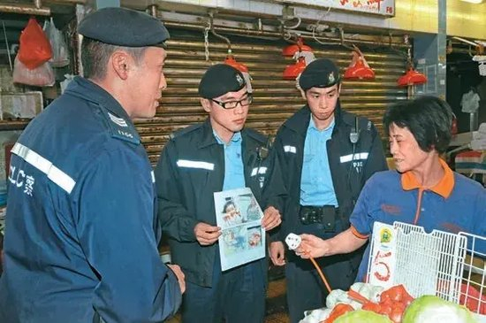 　警方手持女婴照片四处寻人