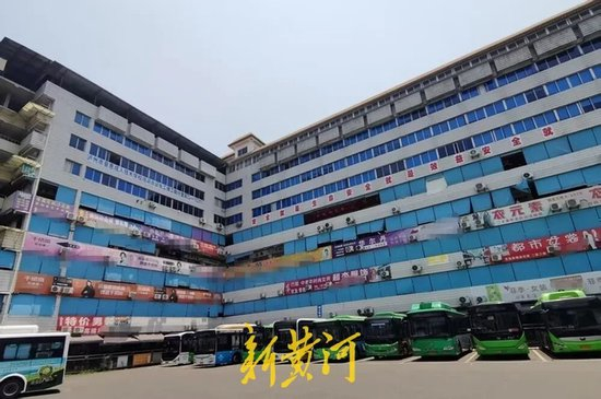  （7月8日中午的公交商城，仍是密密麻麻的服装档口。新黄河记者赵桂凯摄）