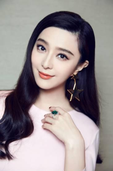 　　▲圣塞巴斯蒂安电影节荣膺最佳女演员之后，范冰冰又成为今年金马奖影后的最大热门。新京报记者 郭延冰 摄。