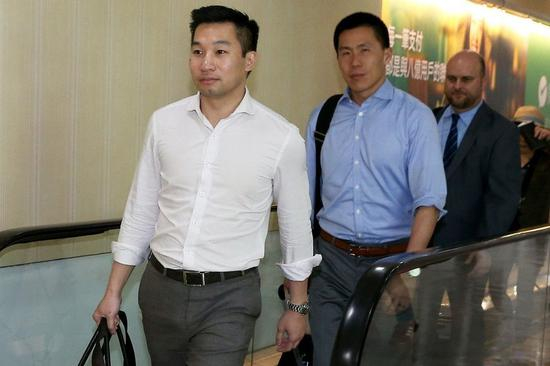 黄之瀚（左）抵达台北桃园机场&nbsp; 图源：台湾“中央社”