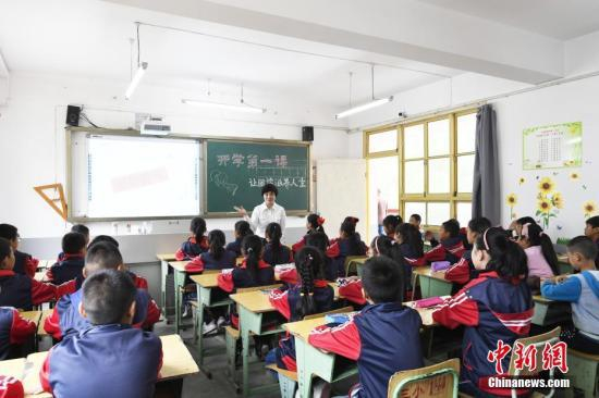 资料图：小学课堂。中新社记者 安源 摄