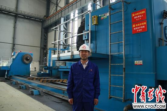 “全国技术能手”、首届“四川工匠”龙小平。李翀 摄