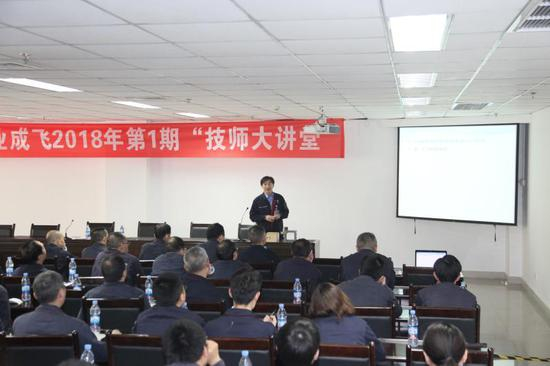 申少泽在技师大讲堂上与团队成员交流。 航空工业成飞供图