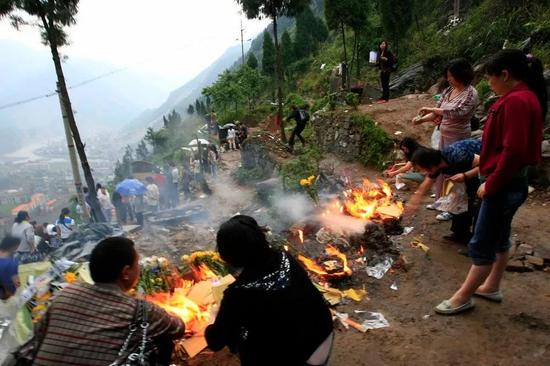 ▷幸存者面向老城祭奠遇难者