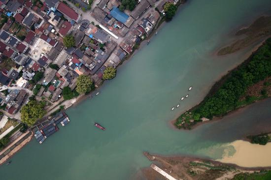 4月23日，俯瞰浙江省丽水市莲都古堰画乡小镇（无人机拍摄）。莲都古堰画乡小镇位于浙江省丽水市西南23公里处的的大港头镇和碧湖镇，核心区面积3.91平方公里。小镇融山水风光和历史文化为一体，是国家4A级旅游景区、国家水利风景区。新华社记者 黄宗治 摄