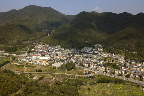 俯瞰浙江省安吉县天荒坪镇余村（3月23日无人机拍摄）。近年来，浙江省湖州市安吉县余村坚持围绕“环境优美、生活甜美、社会和美”目标，大力开展生态文明建设，先后关停矿山、水泥厂及一大批竹筷企业，集中精力发展休闲旅游经济。新华社记者 黄宗治 摄