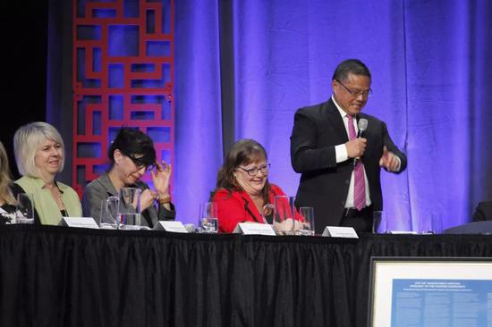 △图为温哥华市议员雷健华（右一）发言时一度哽咽，同场市议员亦有人感慨落泪。