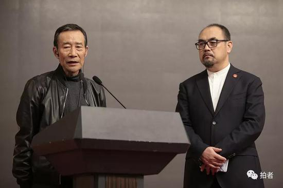 ▲宋江饰演者李雪健上台发言，一旁站着的是鲁智深饰演者臧金生。李雪健虽然身体欠佳，讲话有些困难，但他仍然坚持出席：“这个戏非常有魅力，如果没有这个戏就没有我们大家伙儿在一块儿。”