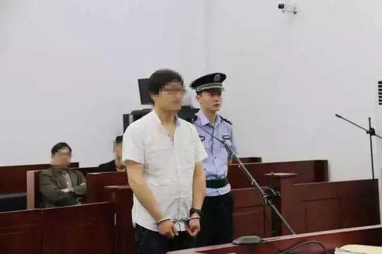 （胡某庭审现场）