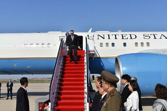 蓬佩奥走出飞机，会见朝方官员 图自CNN