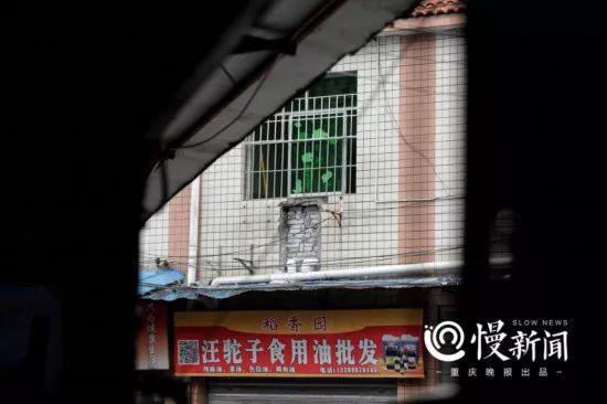 小女孩跌落的雨棚，事发窗户已经焊死。
